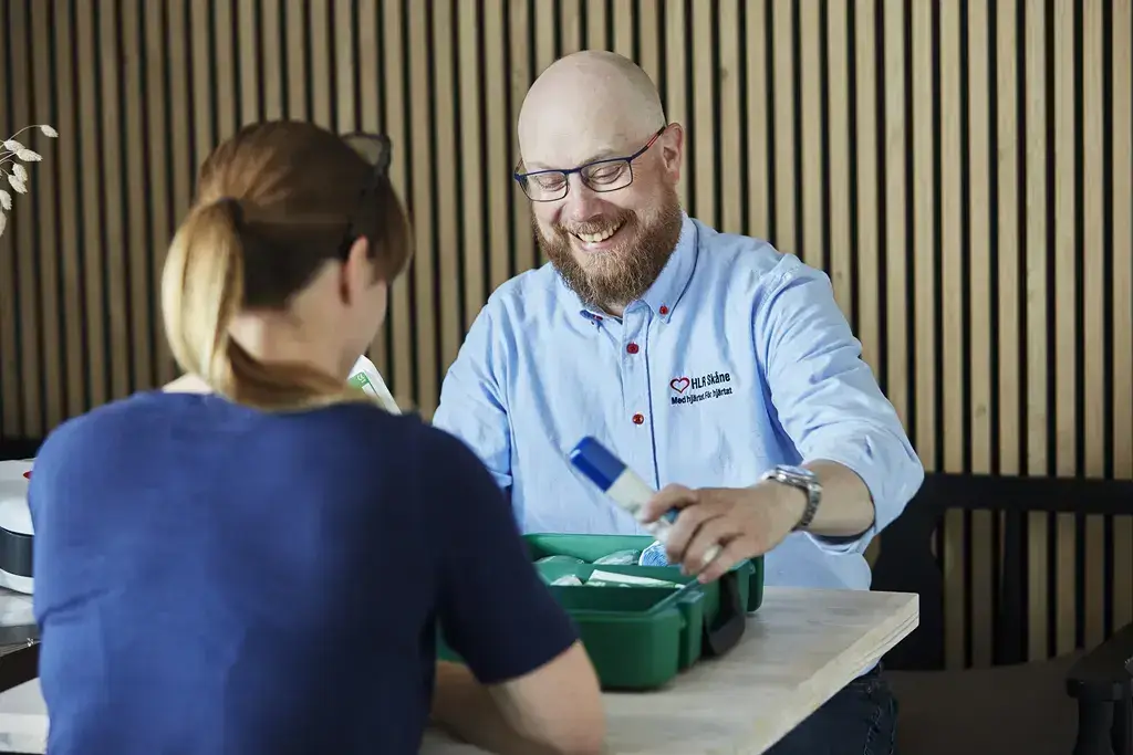 Henrik visar första hjälpen-utrustning