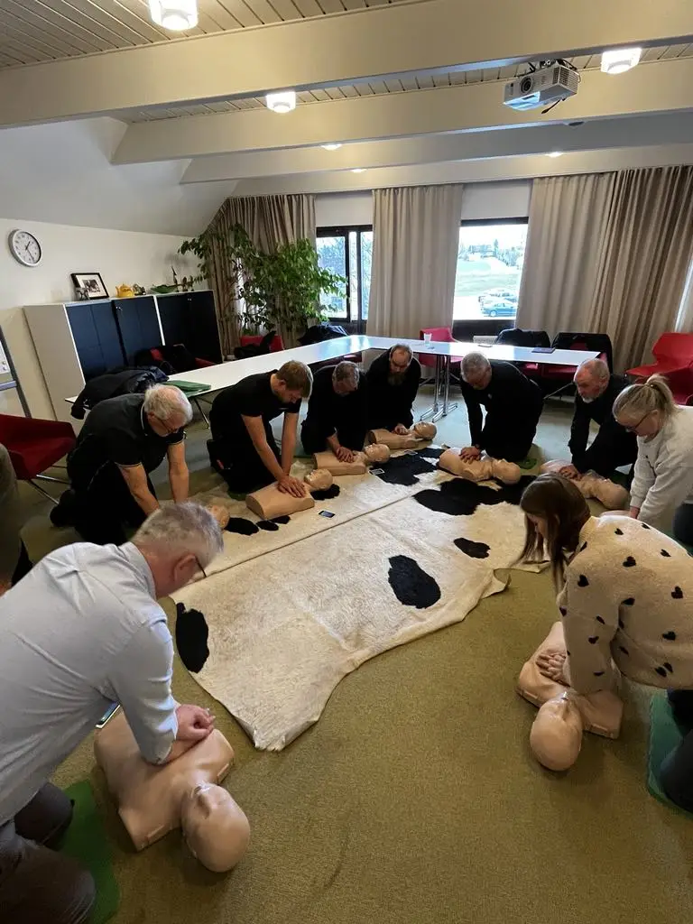 Företag genomför HLR-repetitionsutbildning på arbetsplatsen